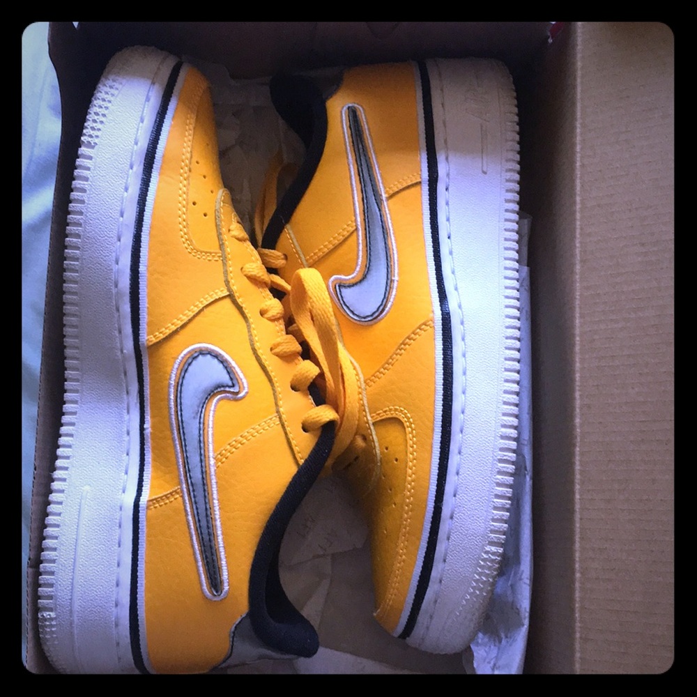 Nike Air Force 1 University gold and black